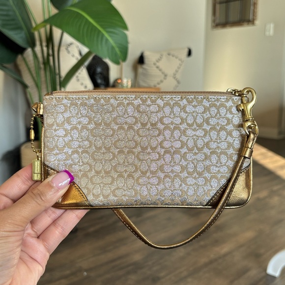🌟⭐️✨VTG COACH Special Edition Signature Lurex Wristlet✨⭐️🌟 - Picture 3 of 12